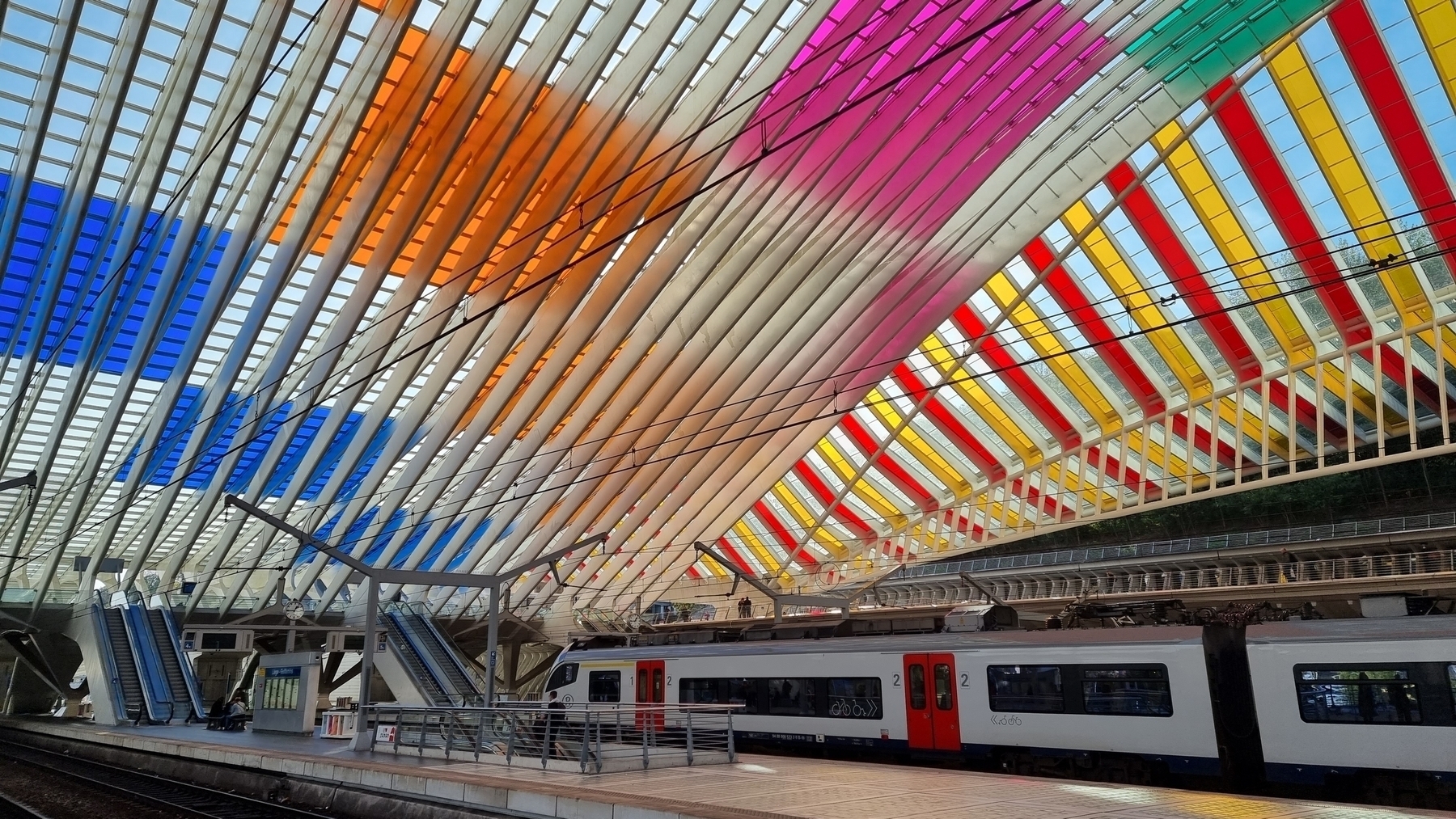 Installation de Daniel Buren à la Gare de Liège Guillemins